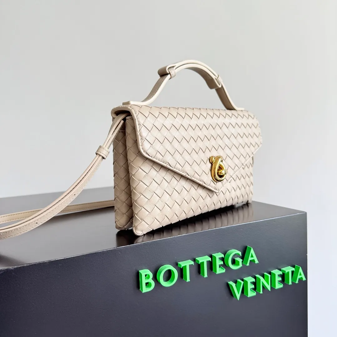 Batch 1660 BOTTEGA VENETA 2025 new product KNOT LOCK crossbody bag subverts the rigid lines of traditional tote bags, using drapey leather to create a three-dimensional silhouette that breathes. It has compartments and multiple card slots inside, making it a versatile commuter bag that can be used in various occasions. The details are full of exquisiteness, the casual retro color tone, and the upper body are full of elegance. Whether you are commuting or going out on the street, you can easily hold it. The two carrying methods of hand-carrying and long shoulder strap are very practical! At the same time, the shoulder strap is detachable, suitable for various dressing styles~ Whether it is a dinner party or daily commuting, it can be easily controlled and becomes your versatile tool❤️ Style number: 817191 Size: 25*16*5.5cm